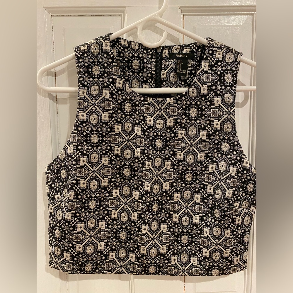 Forever 21 back and white chop top